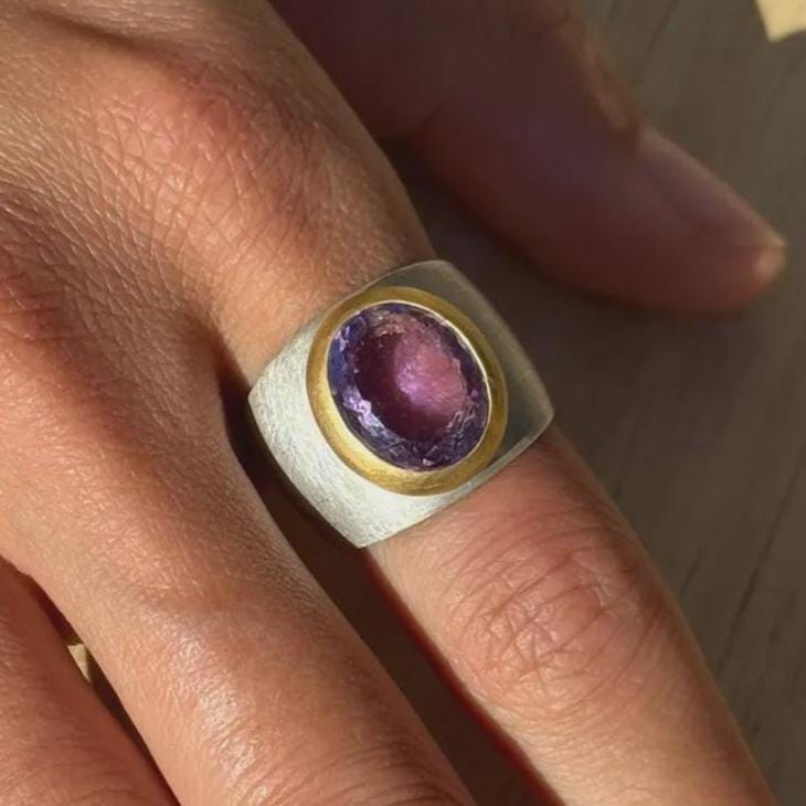 Amethyst Ring Einzelstück | Breiter Dome Aus Silber & Gold Mit Ovalem Edelstein Handgefertigter Unikat Größe 54, 5 von MonikaHerreDesign
