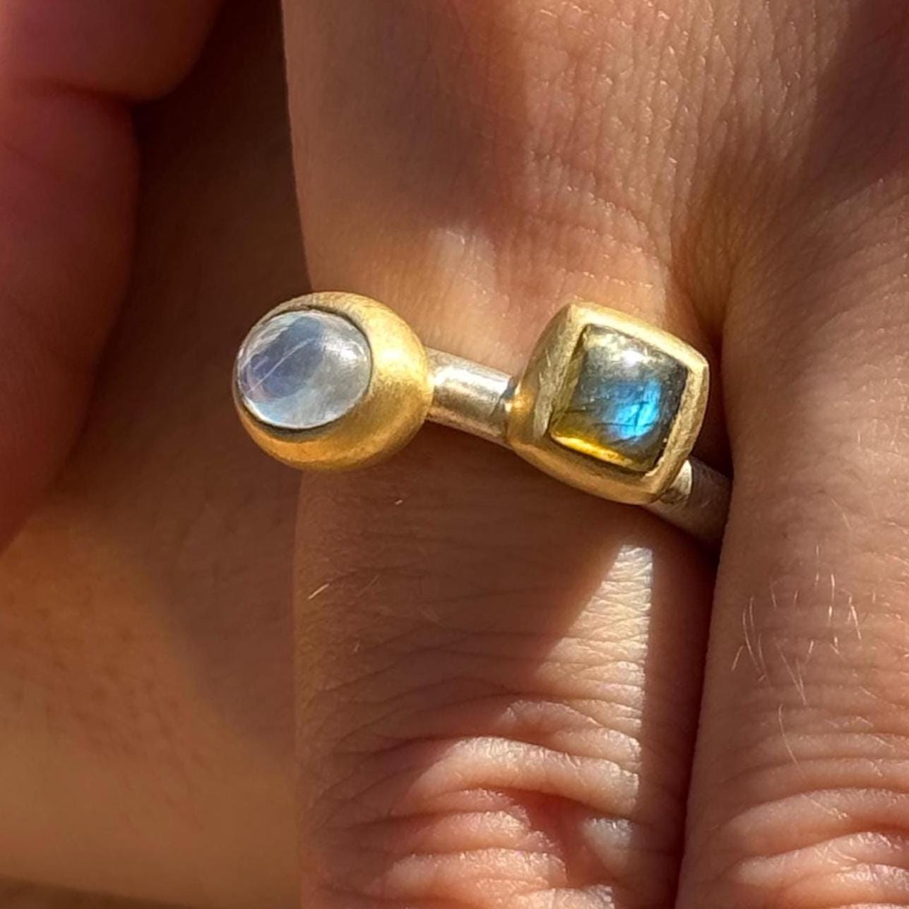 Mondstein & Labradorit Ring | Handgefertigter Gold Silber Mit Zwei Edelsteinen Offener - Vermeil Schmuck von MonikaHerreDesign