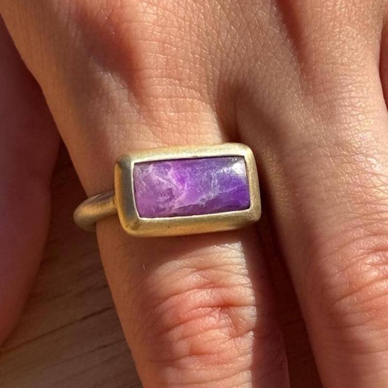 Sugilit Ring Einzelstück | Rechteckiger Edelsteinring Aus Silber & Gold Handgefertigter Unikat - Nachhaltiger Schmuck Größe 57 von MonikaHerreDesign