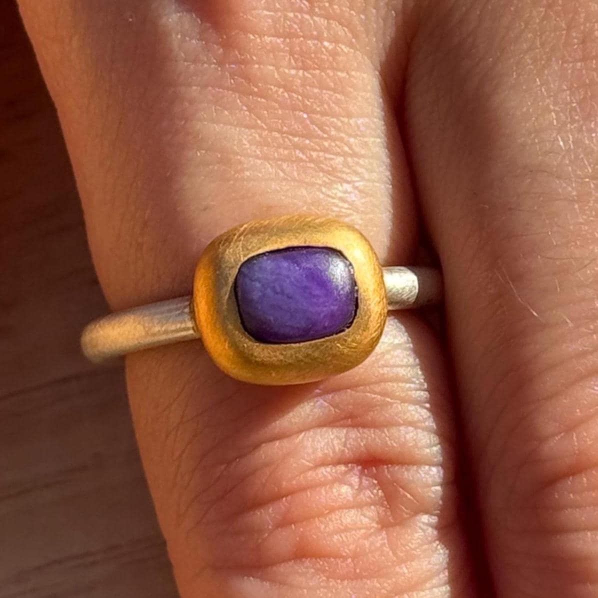 Sugilit Ring | Handgefertigter Silber Gold Mit Violettem Edelstein Lila Steinring - Vermeil Schmuck Handmade, Größe 55 von MonikaHerreDesign
