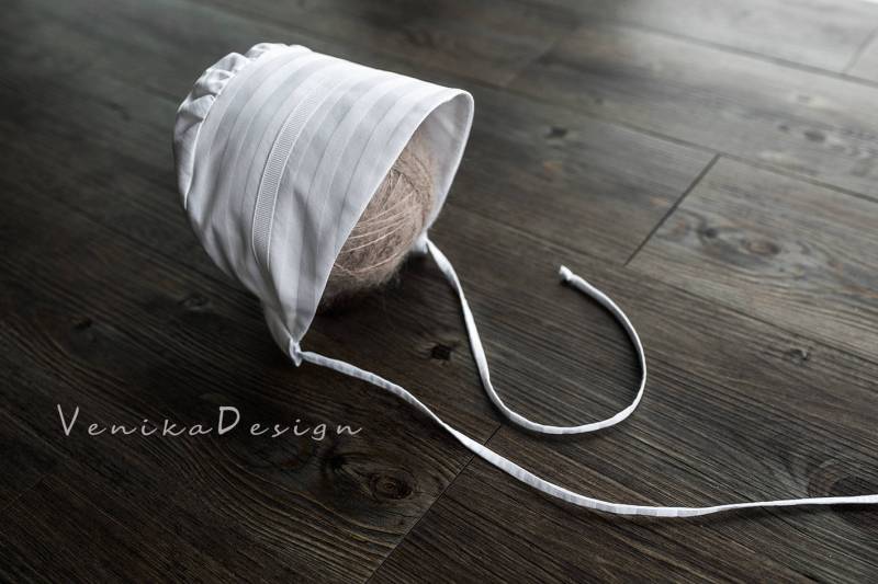 Schlichtes Baby-Häubchen Für Die Taufe Aus Baumwollsatin Und Gürteln von MonikaVenika