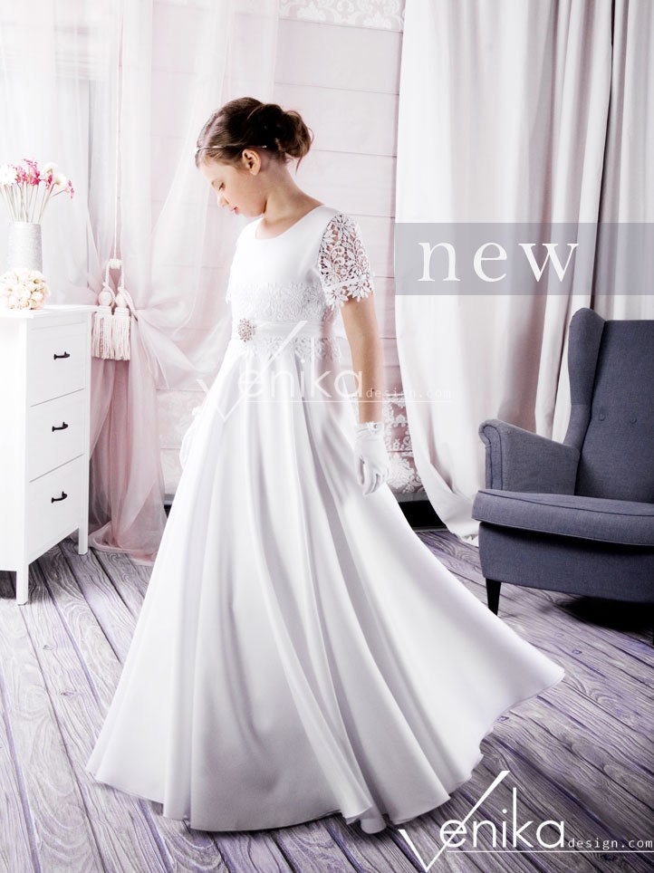 Zartes Und Schlichtes Kommunionkleid in Weiß Oder Elfenbein Mit Schöner Brosche Cristals von MonikaVenika