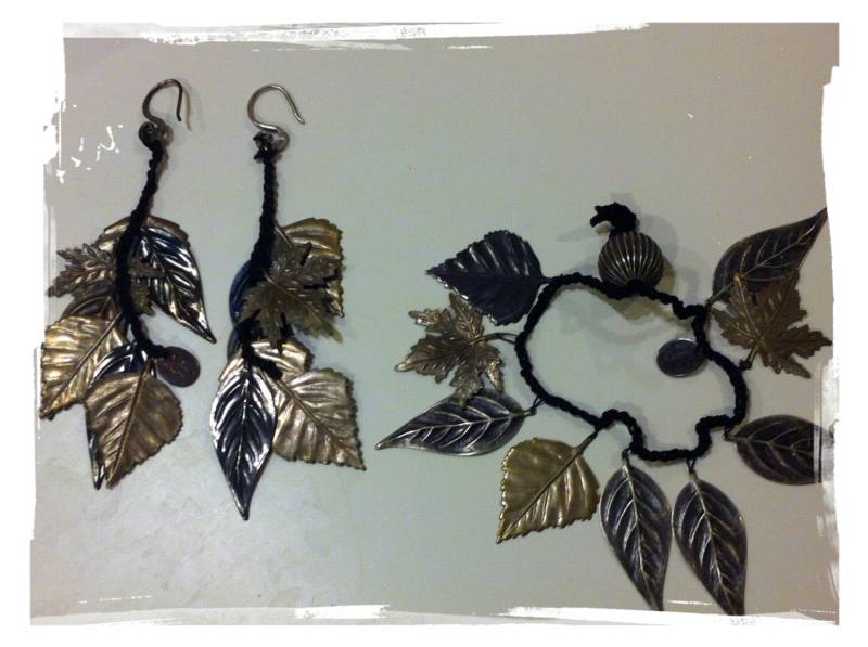 Rosamunda - Wunderschönes Armband Und Ohrringe Mit Messingblättern Sie Klingeln Bei Bewegung Neu Rosamunda - Wunderschönes Armband Und Ohrringe Mit Messingblättern Sie Klingeln Bei Bewegung Neu von Monilla