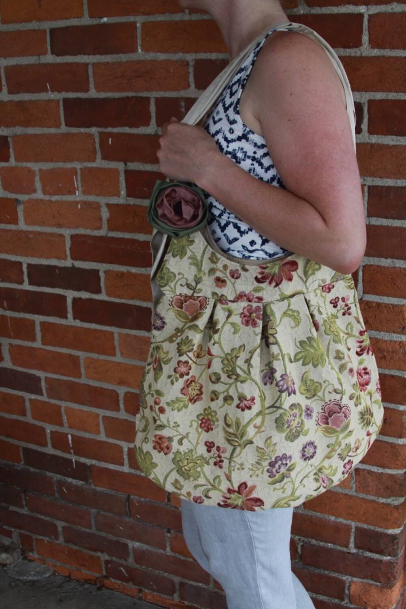 Handgemachte Blumenmuster Damen Umhängetasche Aus Recyceltem Material von MoniquesFeltUniques