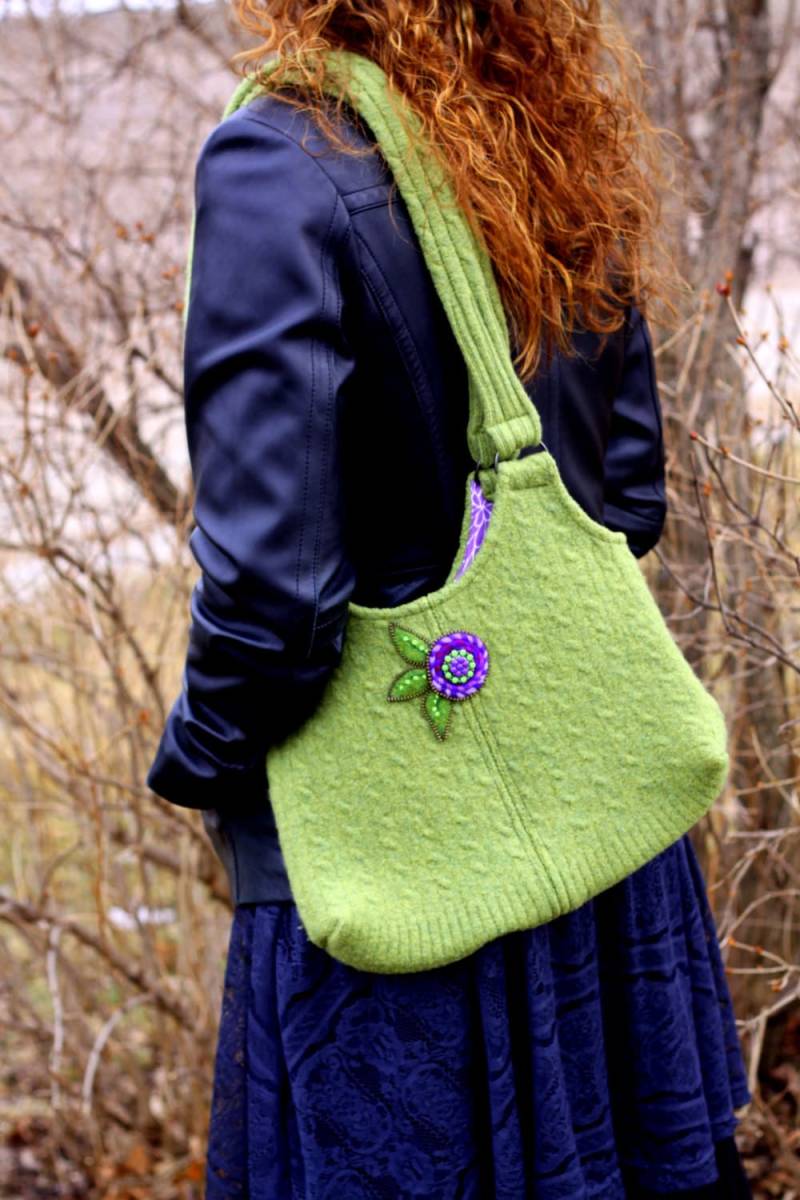 Handgemachte Frühling Grün Gefilzte Geldbörse Grüne Wolle Upcycled Verzierte Lila Blumen Handgemachte Frühling Grün Gefilzte Geldbörse Grüne Wolle Upcycled Verzierte Lila Blumen von MoniquesFeltUniques