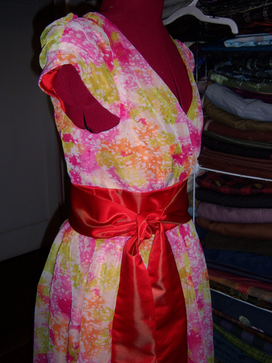 Brillantes Rot-Orangefarbenes Charmeuse-Gefüttertes Overlay-Sequined Chiffon Kleid Brillantes Rot-Orangefarbenes Charmeuse-Gefüttertes Overlay-Sequined Chiffon Kleid von MoniquesOriginals