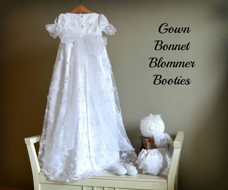 Sonderverkauf Versandfertig. Diana Mod. Roben-Set. Weißer Herzogin-Satin, Spitzentüll. Größe 12/24 Baby. Besondere Gelegenheit von Moniquesthingsshop