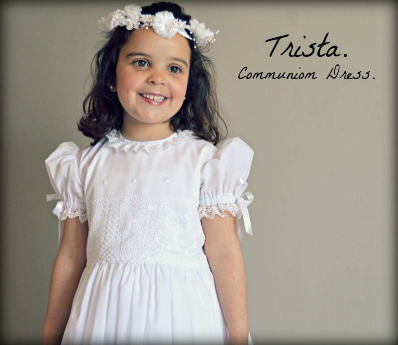 Trista. Kommunionkleid Für Mädchen. Imperialer Batist, Klöppelspitze Religiöse Motive. Maßgeschneidert Auf Bestellung von Moniquesthingsshop