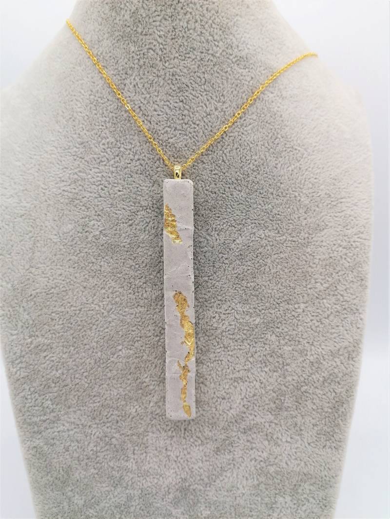 Betonanhänger in Stabform L 90 Mm B 10 T 8 Mit Blattmetall Gold Feine Gliederkette Vergoldet L56 cm Hergestellt Bayern Sommer Mode von MonisKunstladen