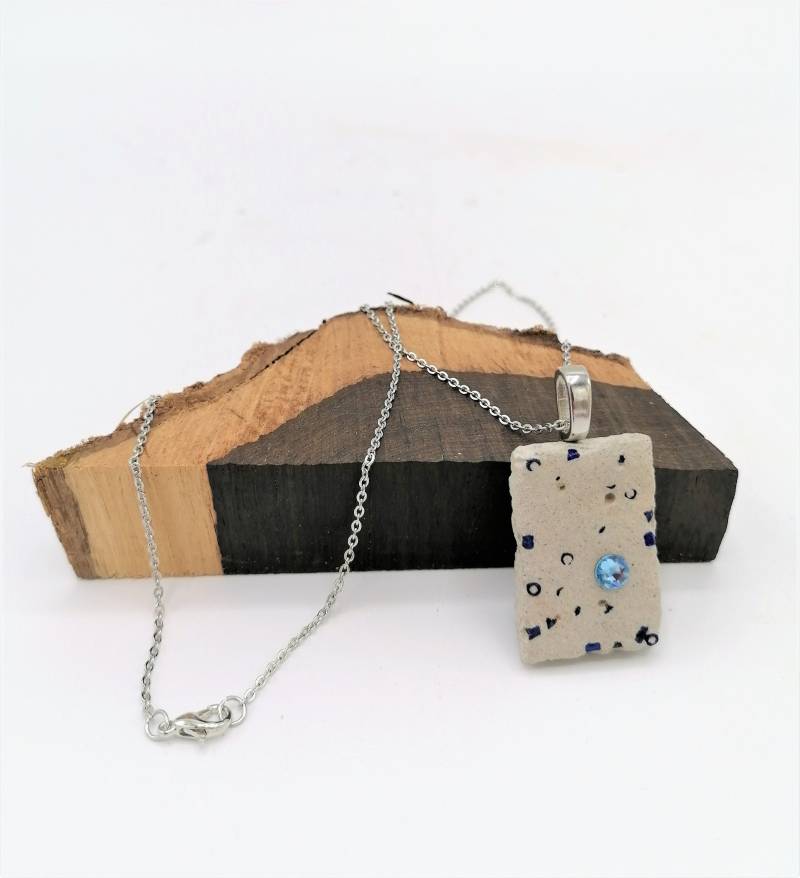 Betonschmuck - Anhänger Quadrat Aus Feinbeton H 31 Mm B 20 Mit Swarovski Crystal Bleu Und Feiner Gliederkette Edelstahl L 50 cm Karabiner von MonisKunstladen