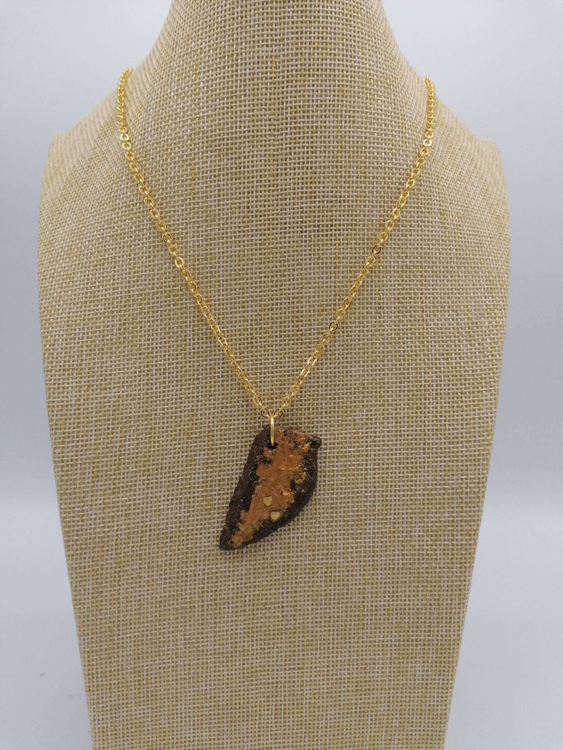 Betonschmuck - Serie Brownies Anhänger Aus Feinbeton Mit Acrylfarben Schokobraun Und Gold Gliederkette Vergoldet 50 cm Magnetverschluss von MonisKunstladen