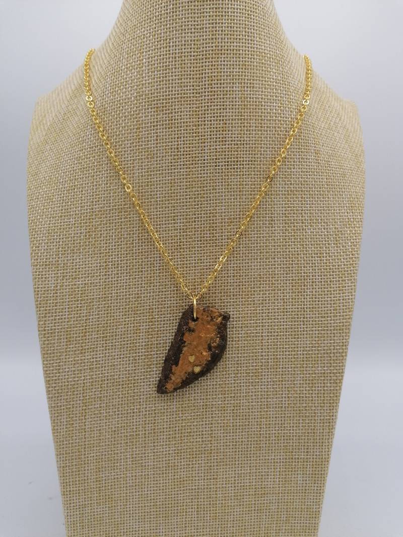 Betonschmuck - Serie Brownies Anhänger Aus Feinbeton Mit Acrylfarben Schokobraun Und Gold Gliederkette Vergoldet 50 cm Magnetverschluss von MonisKunstladen