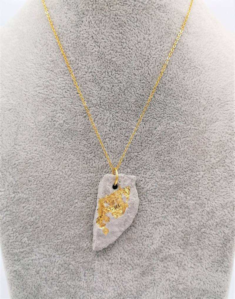 Betonschmuck - Serie Grey With Gold Anhänger Natürliche Steinform 40x20 Mm Blattmetall Goldfarben Echte Goldkette 48 cm Zum Geburtstag von MonisKunstladen