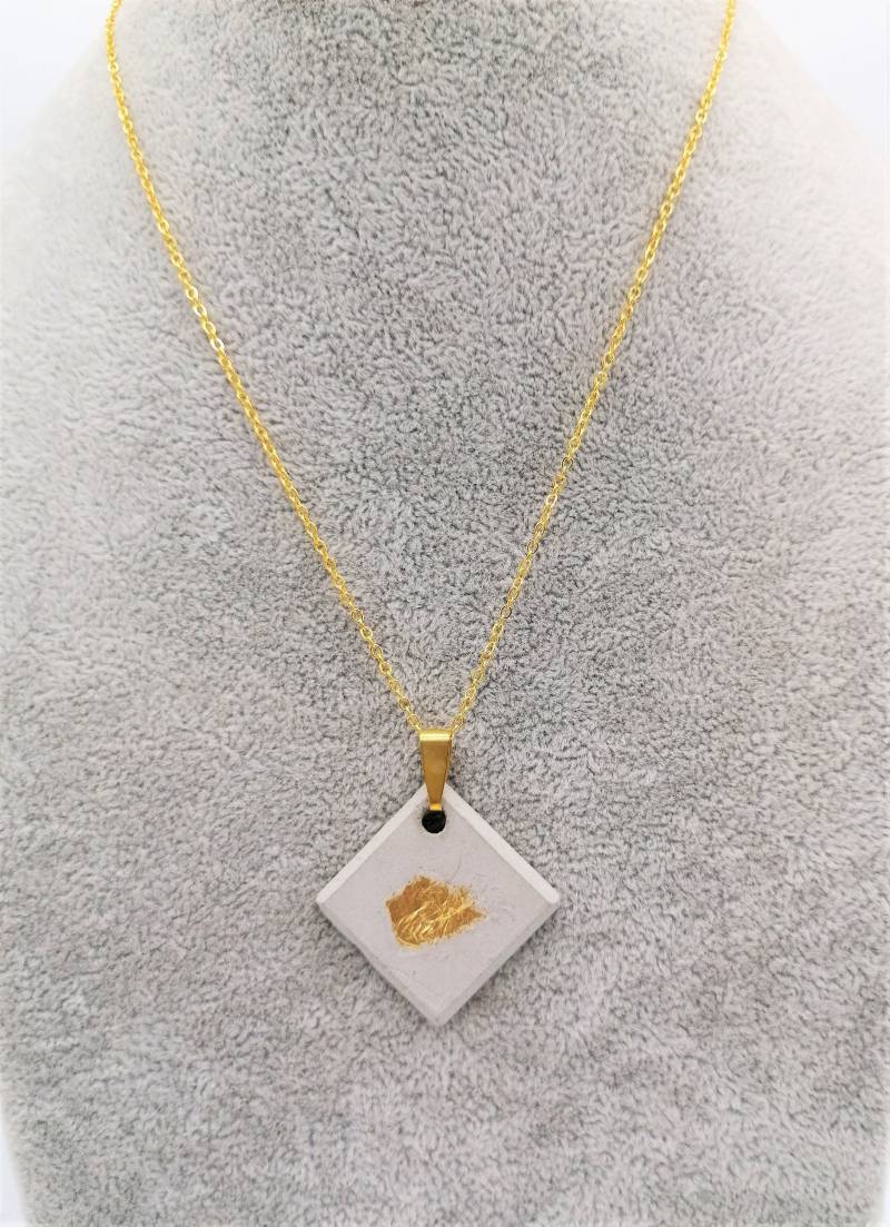 Betonschmuck - Serie Grey With Gold Anhänger Quadrat 25x25 Mm Feine Gliederkette Vergoldet 50 cm Hergestellt in Bayern Muttertag von MonisKunstladen