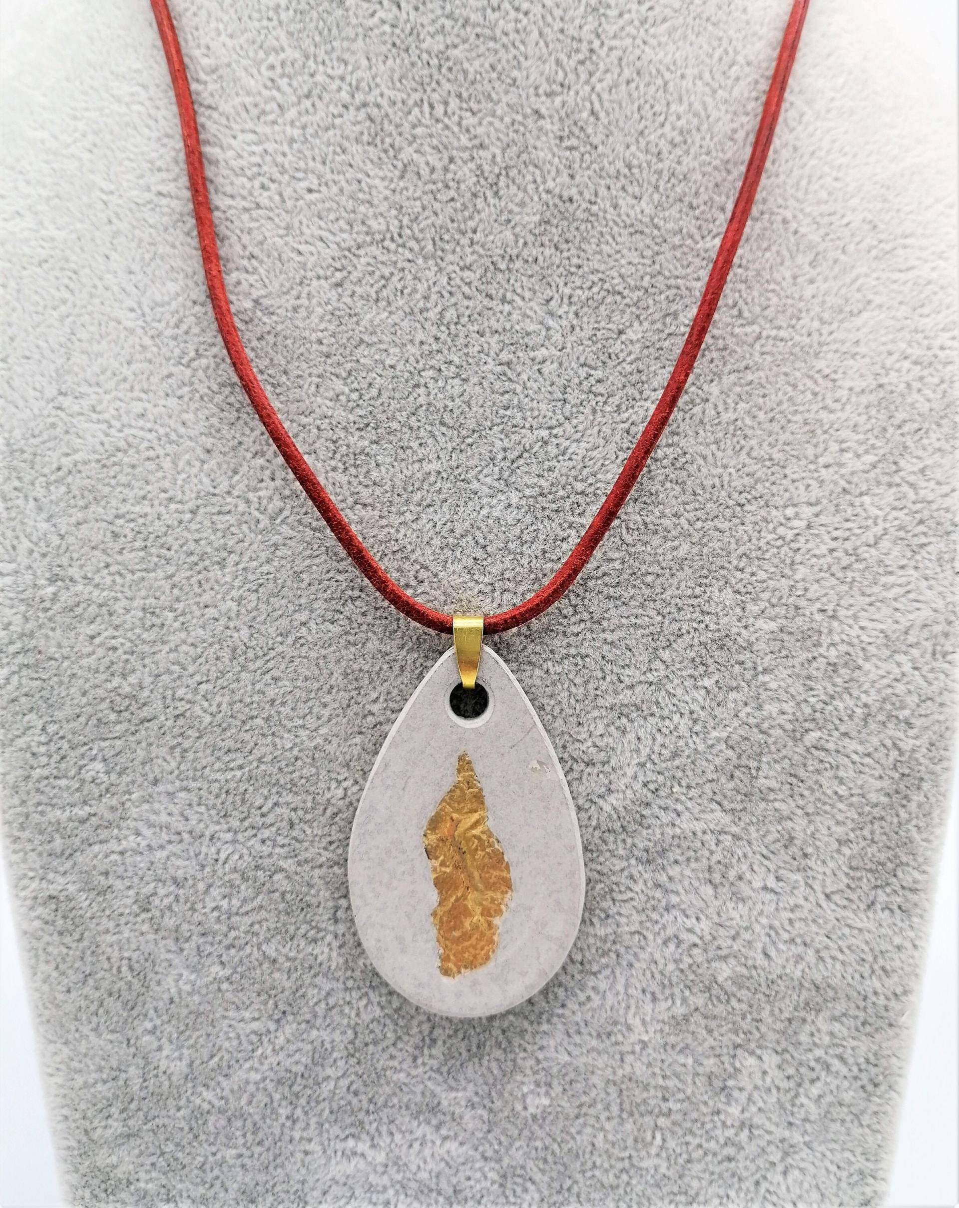 Betonschmuck - Serie Grey With Gold Anhänger Tropfen 55x25 Mm, Mit Blattmetall Goldfarben, Lederband Rot 50 cm, Magnetverschluss Betonschmuck - Serie Grey With Gold Anhänger Tropfen 55x25 Mm, Mit Blattmetall Goldfarben, Lederband Rot 50 cm, Magnetverschluss von MonisKunstladen
