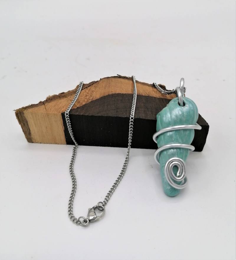 Betonschmuck - Serie Maritim Anhänger Kegelschnecke H 50Mm B 20 Mm Acryl Türkis Silberfarbener Draht Panzerkette Edelstahl 50 cm von MonisKunstladen
