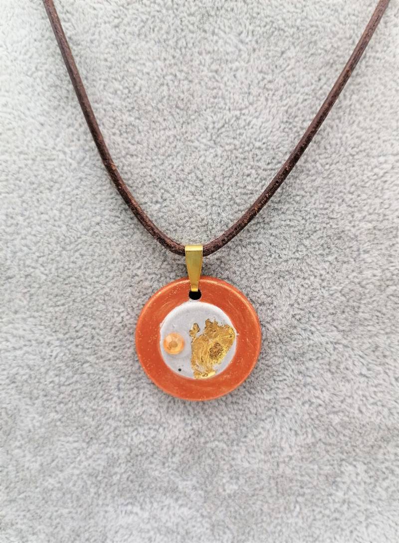 Betonschmuck - Serie Summer Sunshine Anhänger Kreis D 30 Mm Acrylfarbe Goldbronze Blattmetall Glitzerstein Ledercollier Braun 50 cm von MonisKunstladen