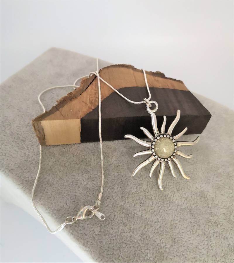 Edelsteinschmuck - Jade Gelb Anhänger Sonne Metall 31x46 cm Mit Cabochon Gelber 12 Mm Feine Schlangenkette Versilbert 60 Muttertag von MonisKunstladen