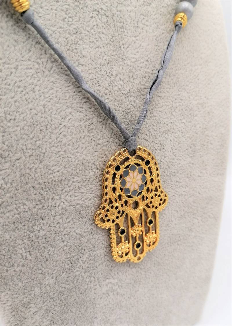 Goldschmuck - Anhänger Hamsa Messing Vergoldet H53 Mm B 38 Holzperlen Und Seidenband Grau Geknotet von MonisKunstladen