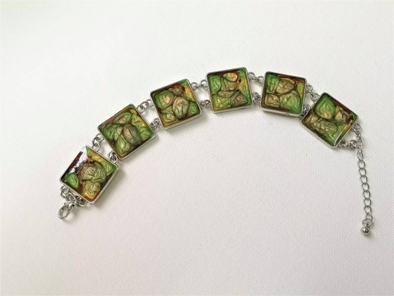 Metall-Armband Mit Prismafarbe Grün Und Beige Karabinerverschluss Valentinstag Muttertag Mothers Day Geburtstag Birthday von MonisKunstladen