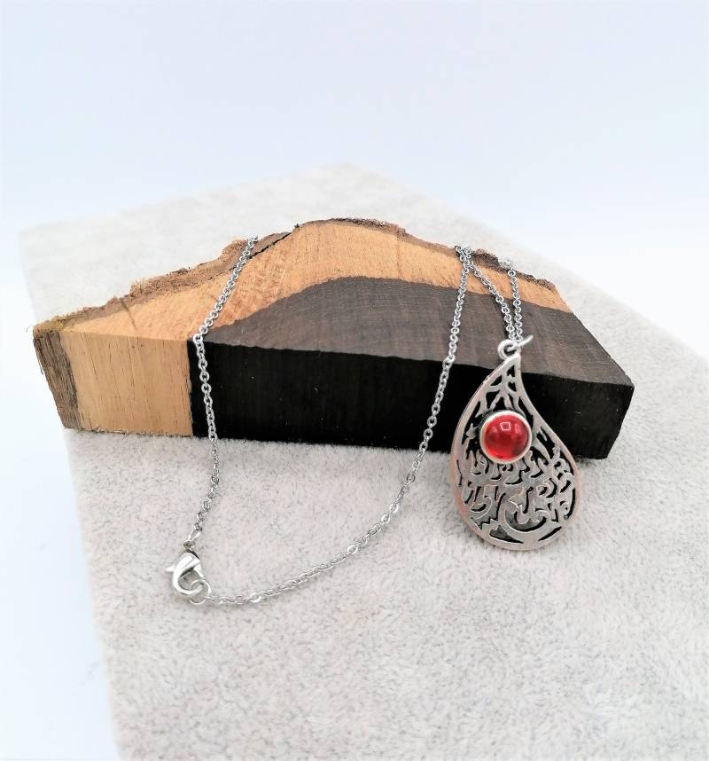 Metallanhänger Tropfen Mit Ornamenten 40x25 Mm Cabochon Glas Rot D = 8 Feine Gliederkette Edelstahl 50 cm Muttertag Geburtstag von MonisKunstladen