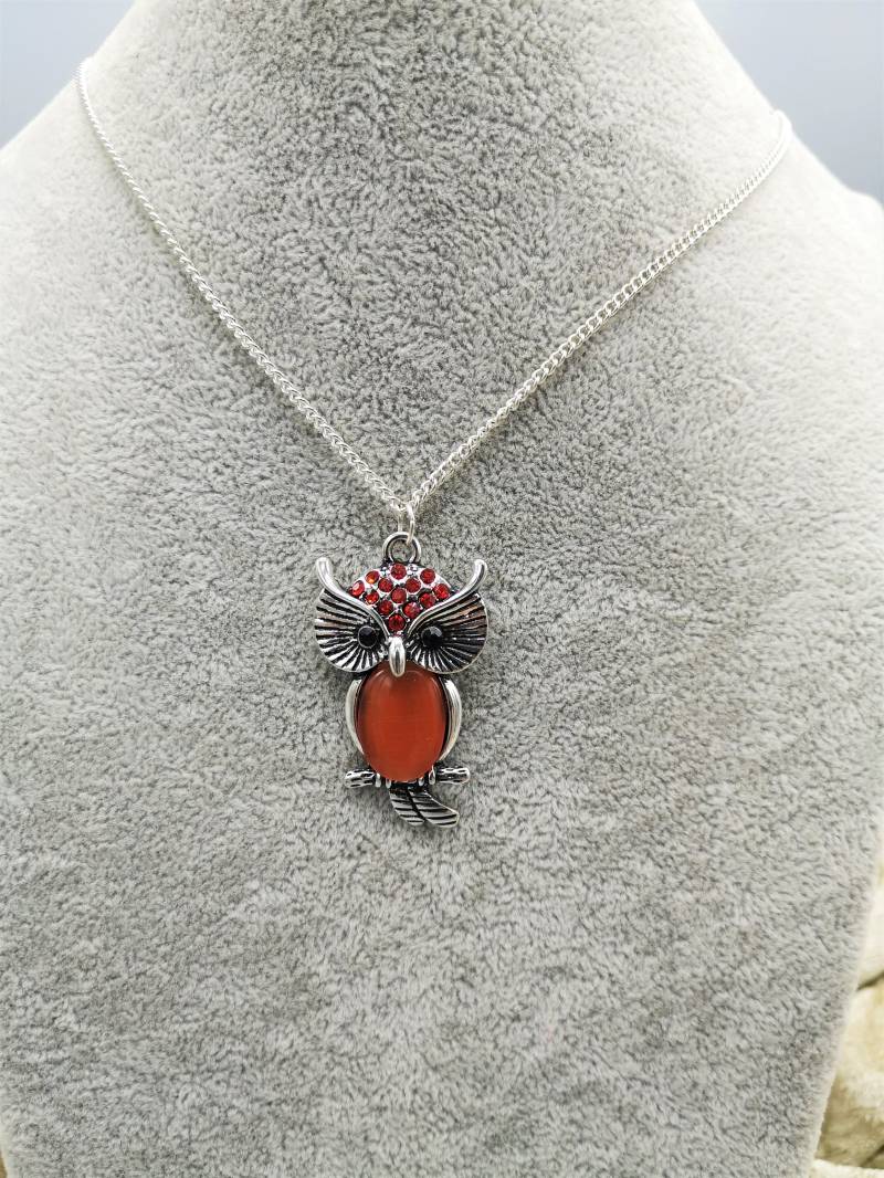 Metallschmuck - Anhänger Eule H 45 Mm B 26 Strasssteine Rot, Glasstein Rot Feine Gliederkette Versilbert Für Eulenliebhaber Muttertag von MonisKunstladen