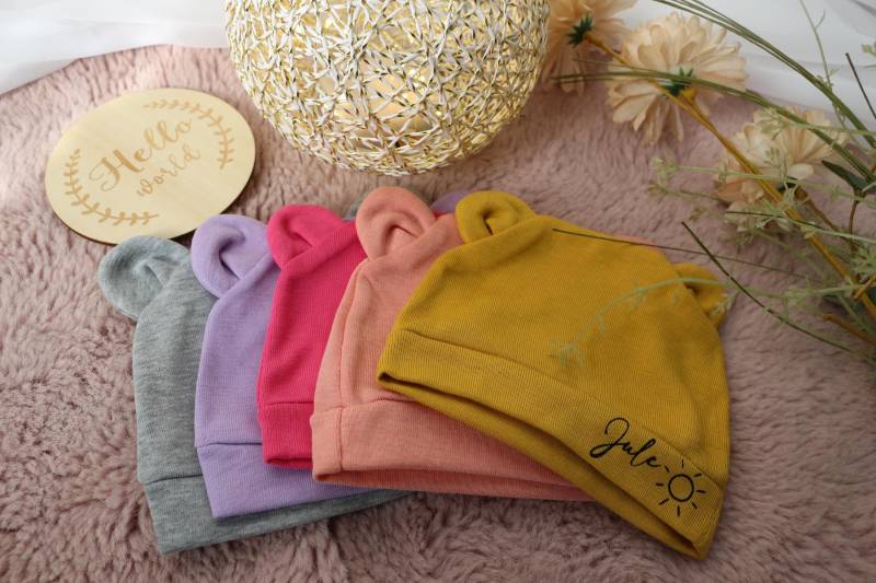 Mütze Baby Personalisiert | Mit Bärchenohren| Newbornmütze Öhrchen Name Symbol Geschenk von MonisLittleMiracles