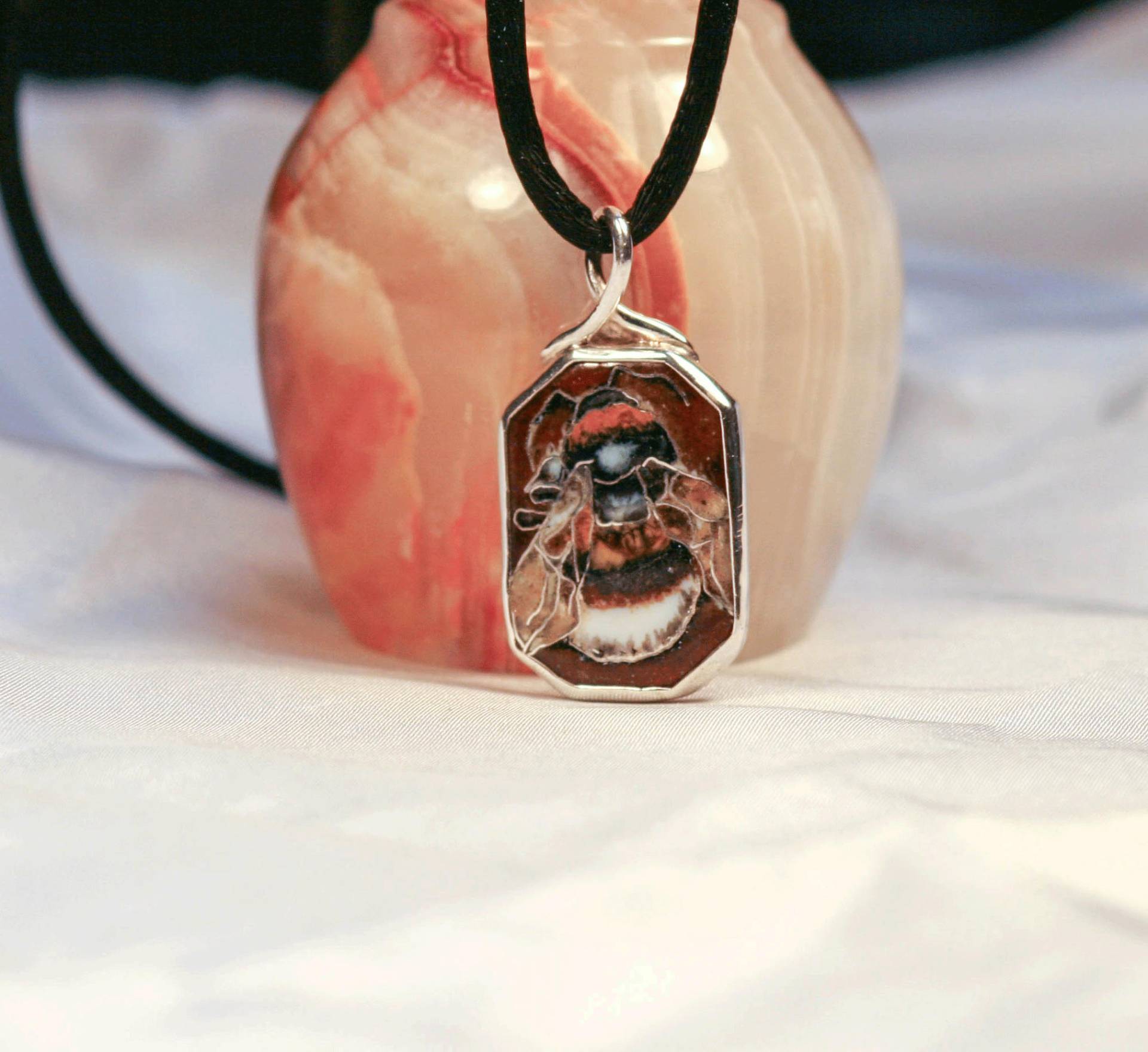 Hummel-Silber Und Emaille-Anhänger von MonkeytoElephant