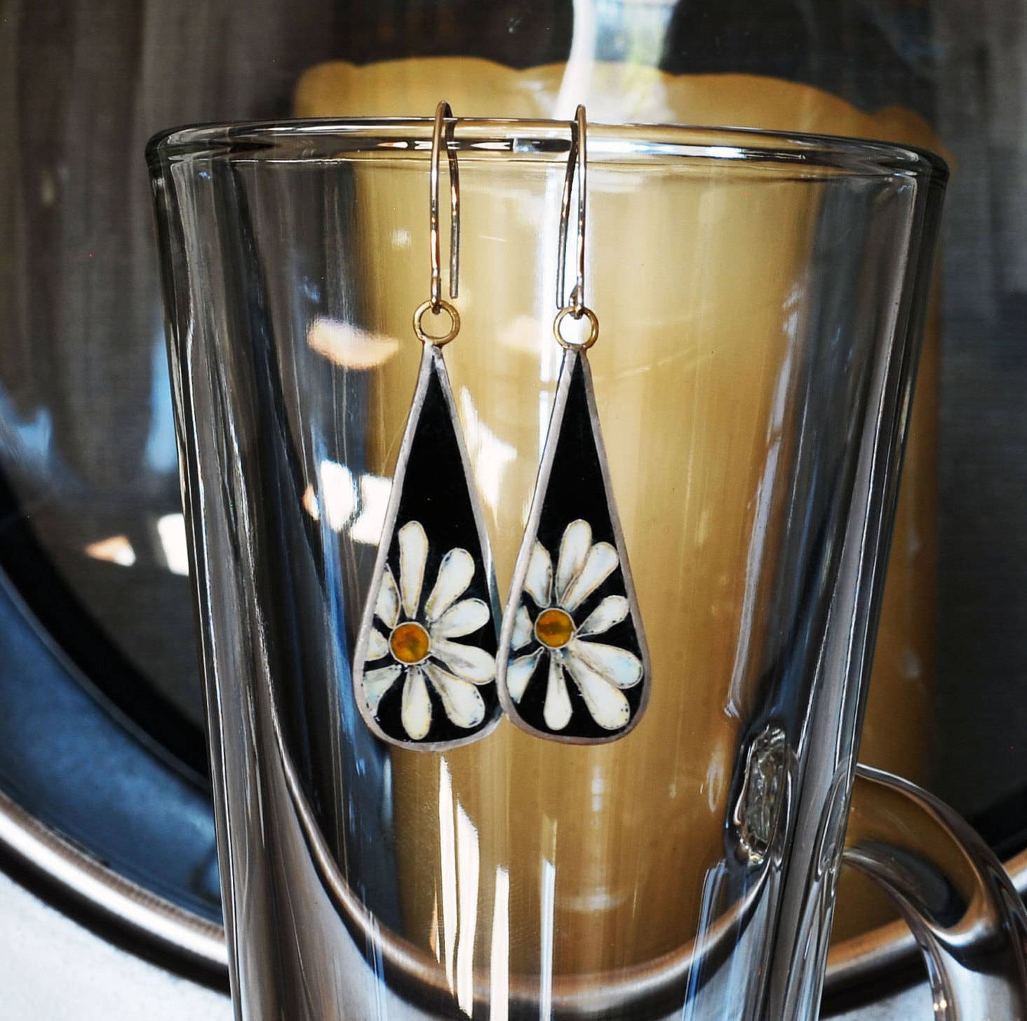 Lange Silber Und Emaille Ohrringe Mit Gänseblümchen von MonkeytoElephant