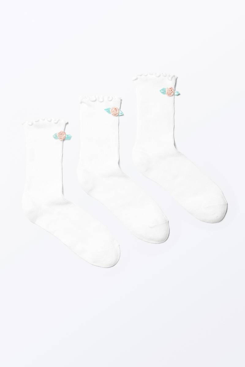 3Er-Pack Gerippte Socken Mit Rosendetail - Weiß von Monki