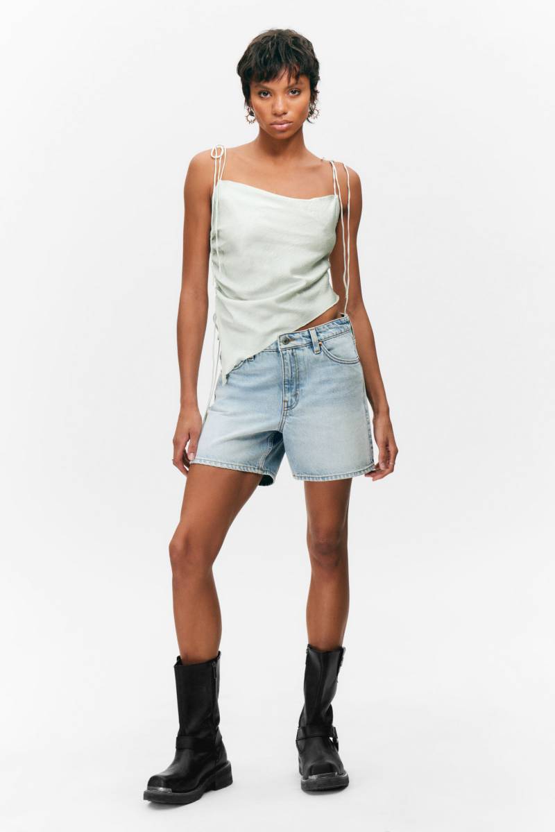 Aimo Mid-Rise Straight Leg Denim Shorts von Monki