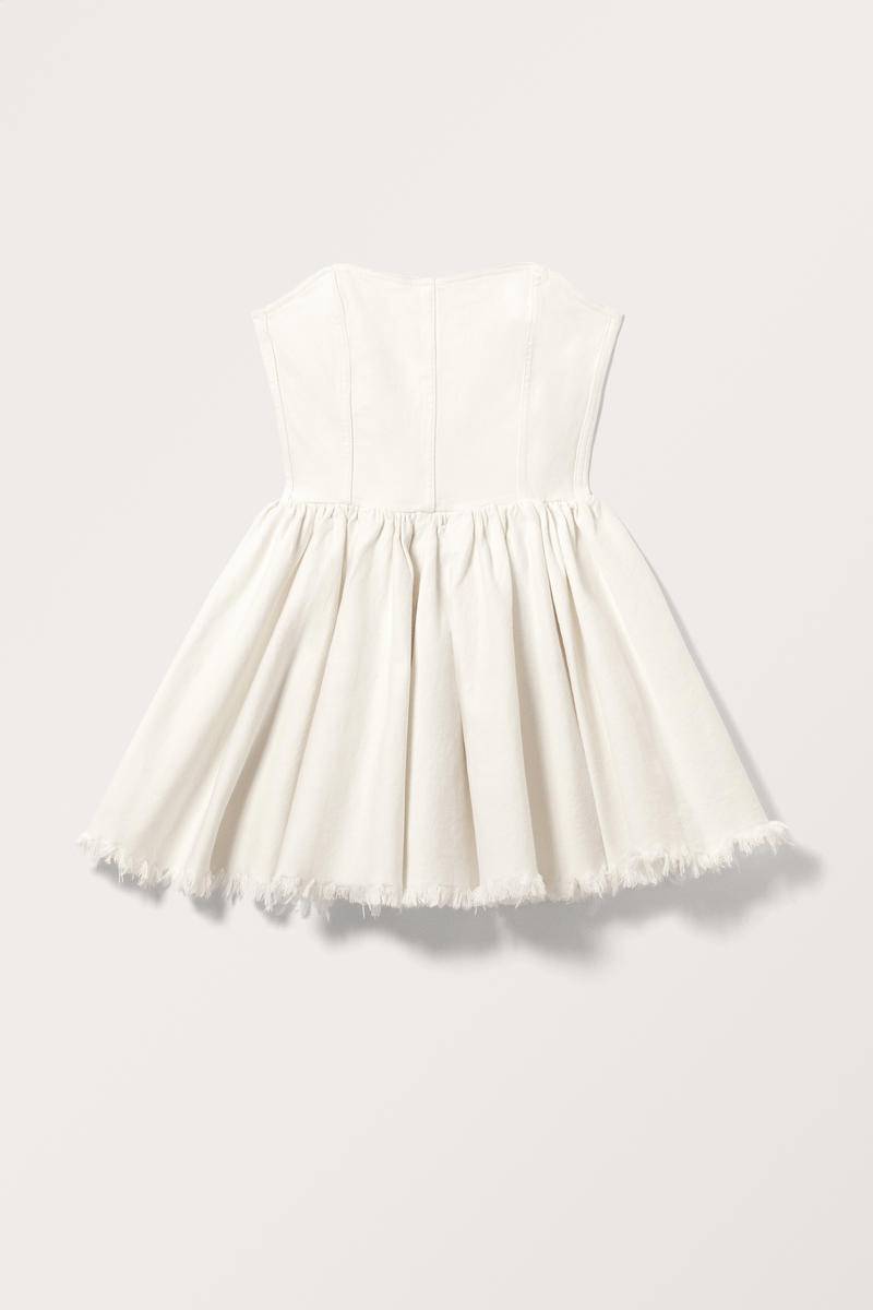 Ausgefranstes Mini-Jeanskleid - Weiß von Monki