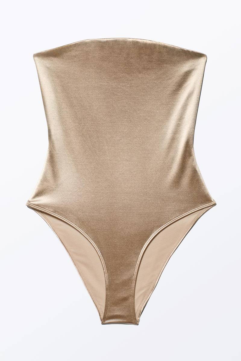 Gewagter Bandeau-Badeanzug In Metallic - Beige von Monki
