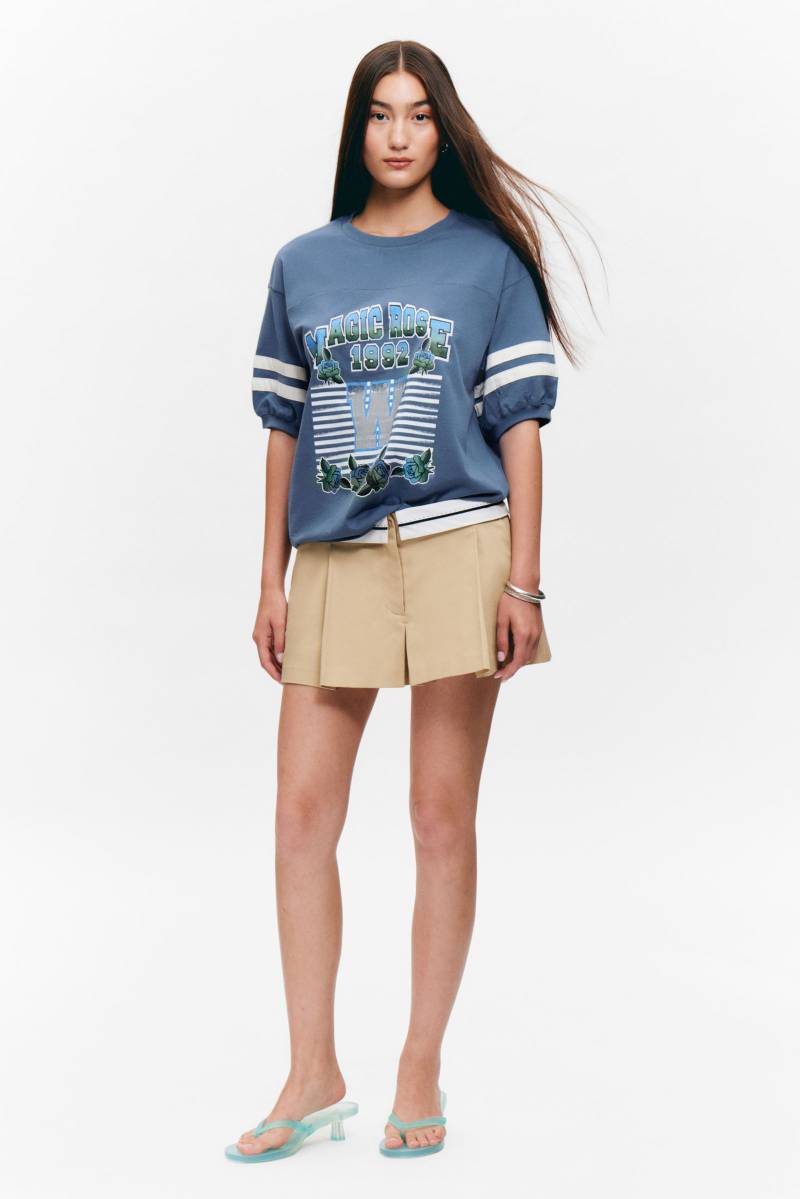 Graphic Short-Sleeved Varsity T-shirt von Monki