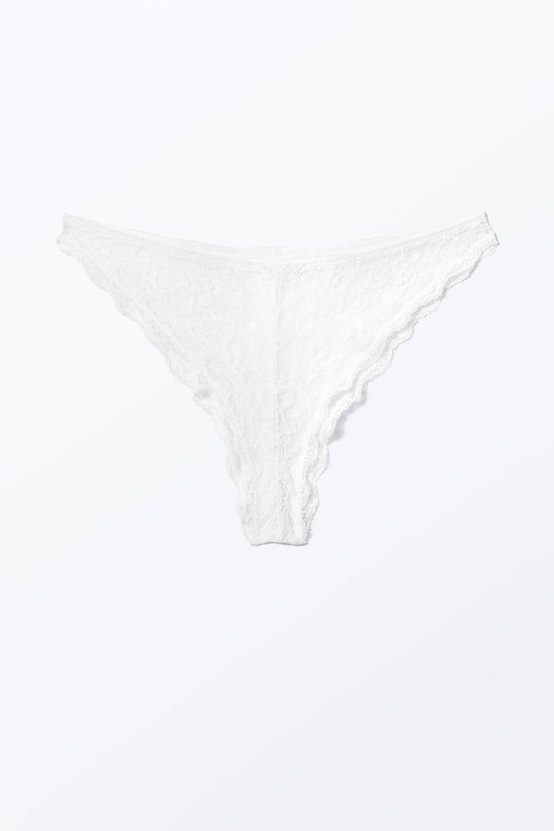 Hochgeschnittener Spitzenslip - Weiß von Monki