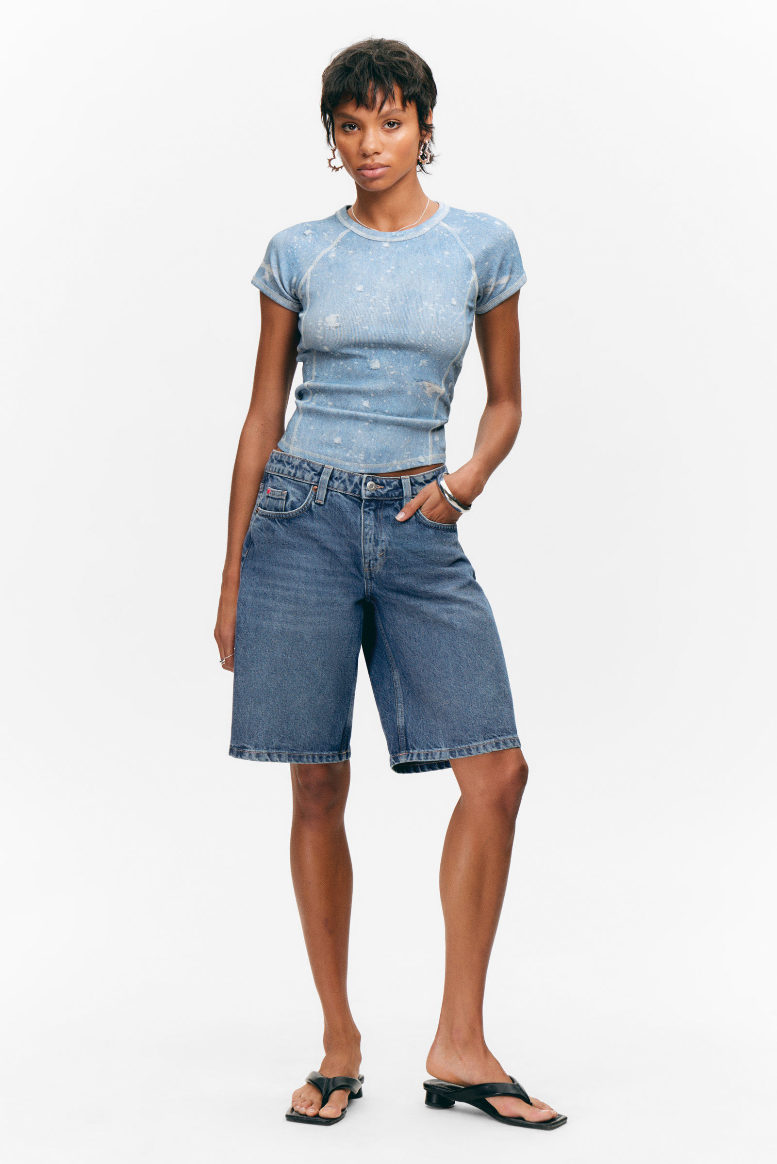 Imoo Low-Rise Wide Leg Denim Shorts von Monki