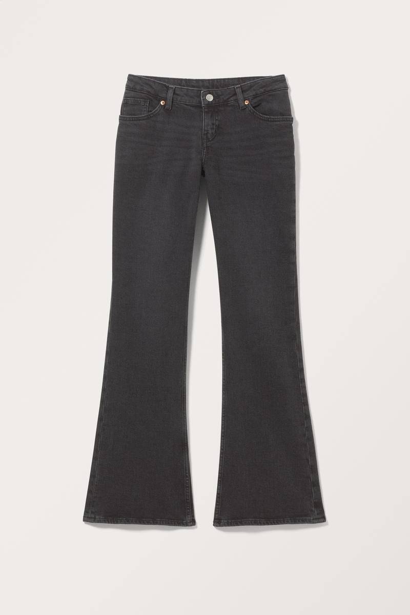 Jeans Trudy Mit Niedriger Taille Und Schlag - Schwarz von Monki