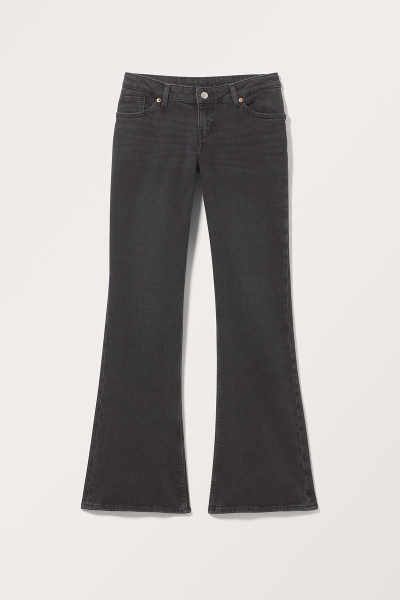 Jeans Trudy Mit Niedriger Taille Und Schlag - Schwarz von Monki