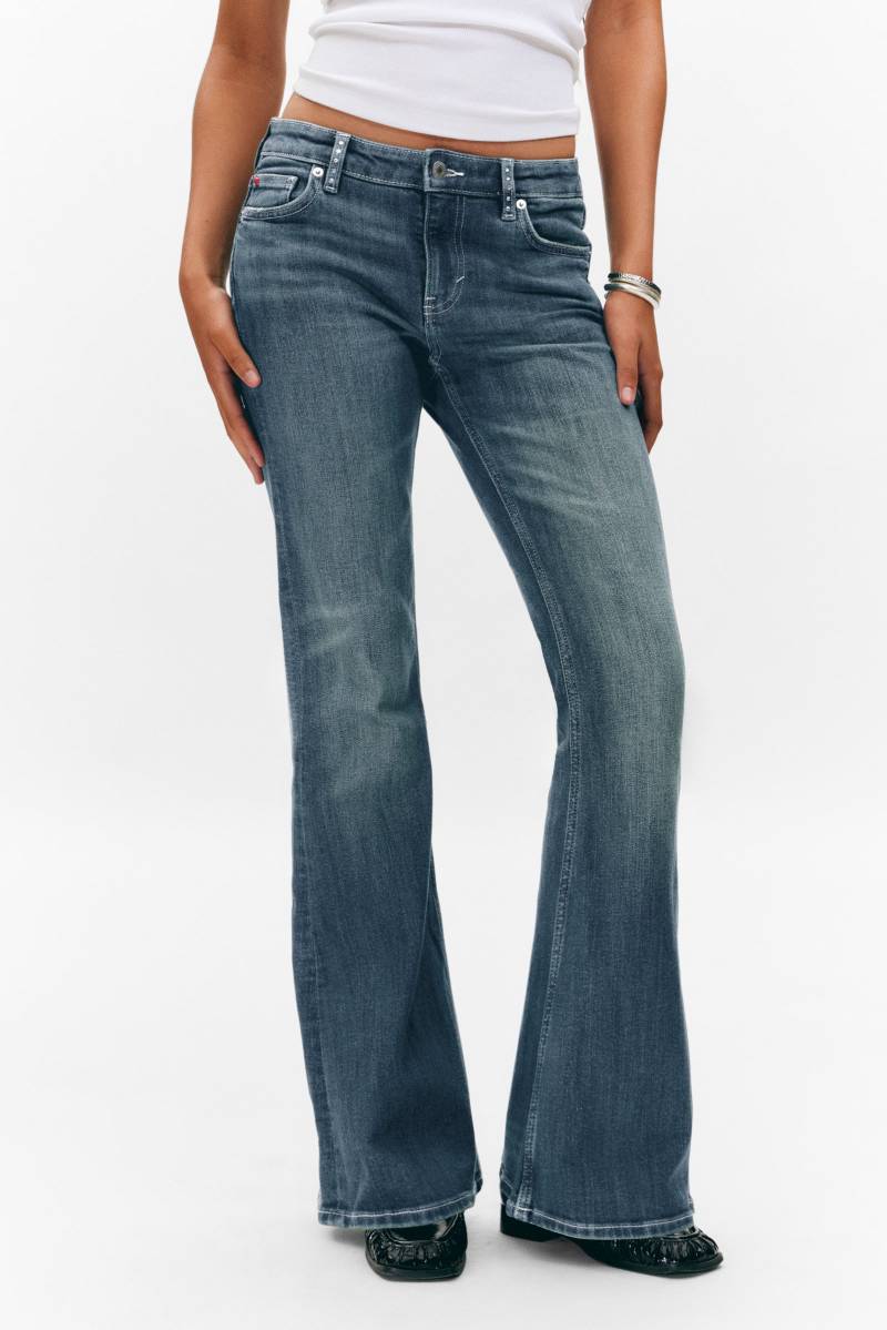 Katsumi Embellished Low Rise Slim Flared Leg Jeans von Monki