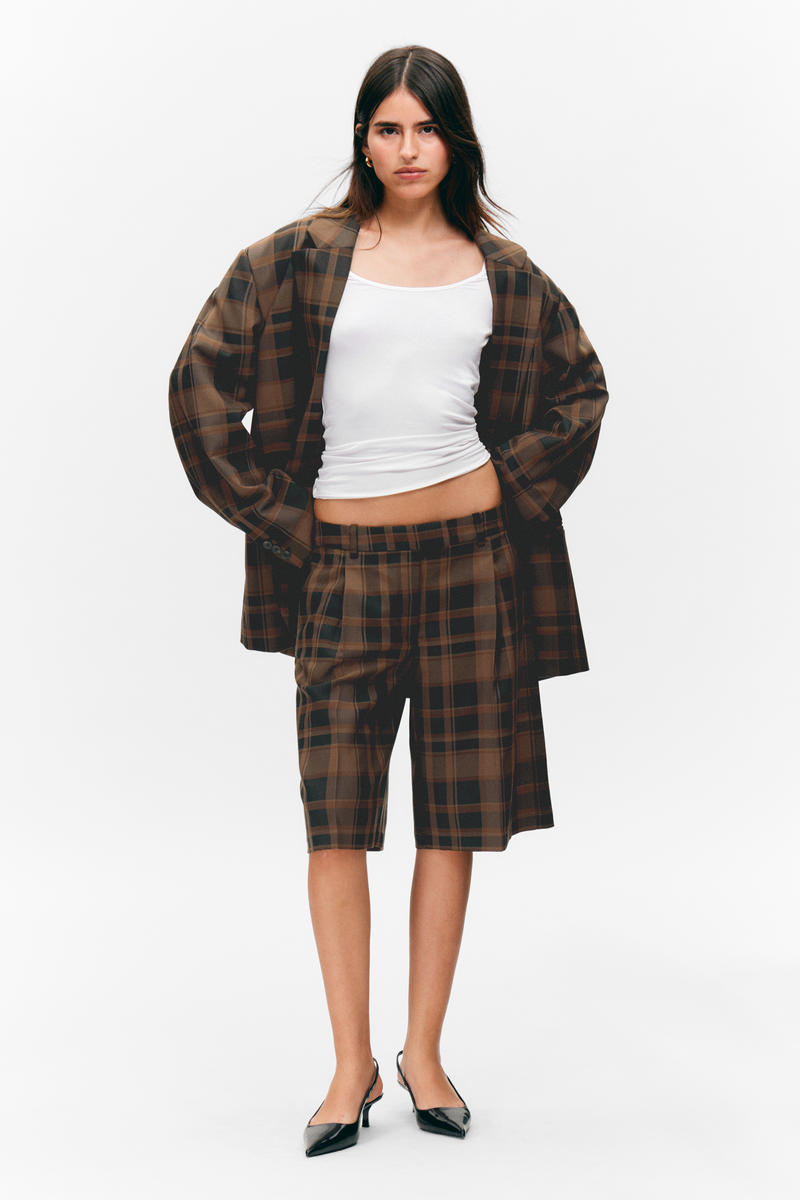 Knee-length Suiting Shorts von Monki