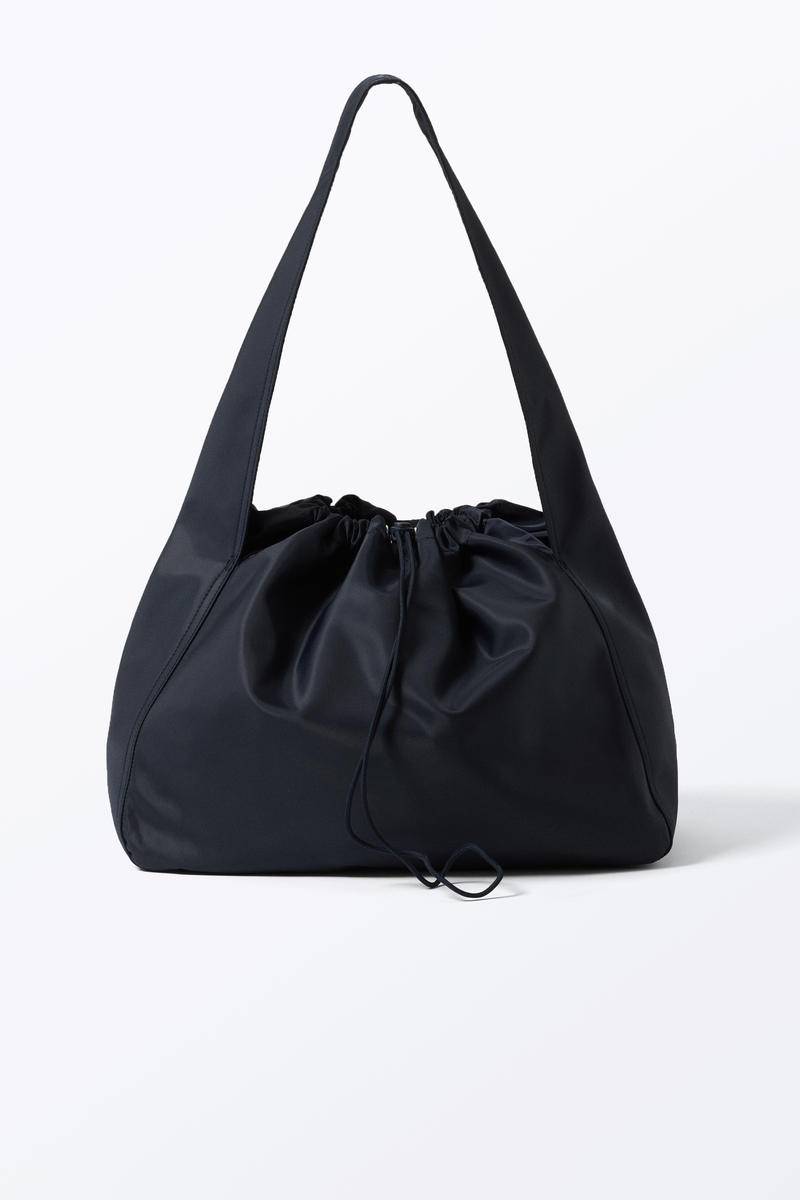 Large Rectangular Drawstring Shoulder Bag von Monki