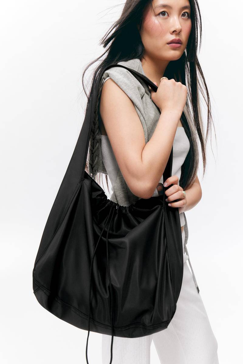 Large Rectangular Drawstring Shoulder Bag von Monki