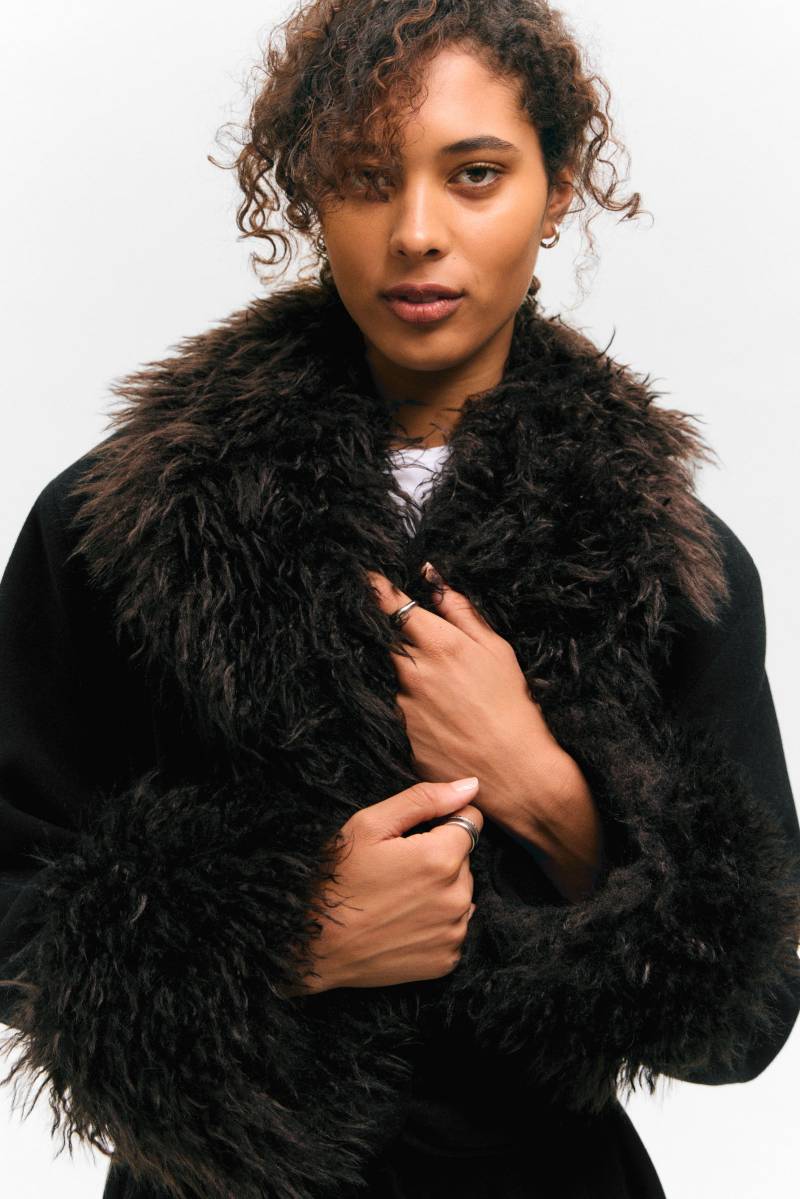 Long Oversized Coat with Faux-Fur Trims Long Oversized Coat with Faux-Fur Trims von Monki
