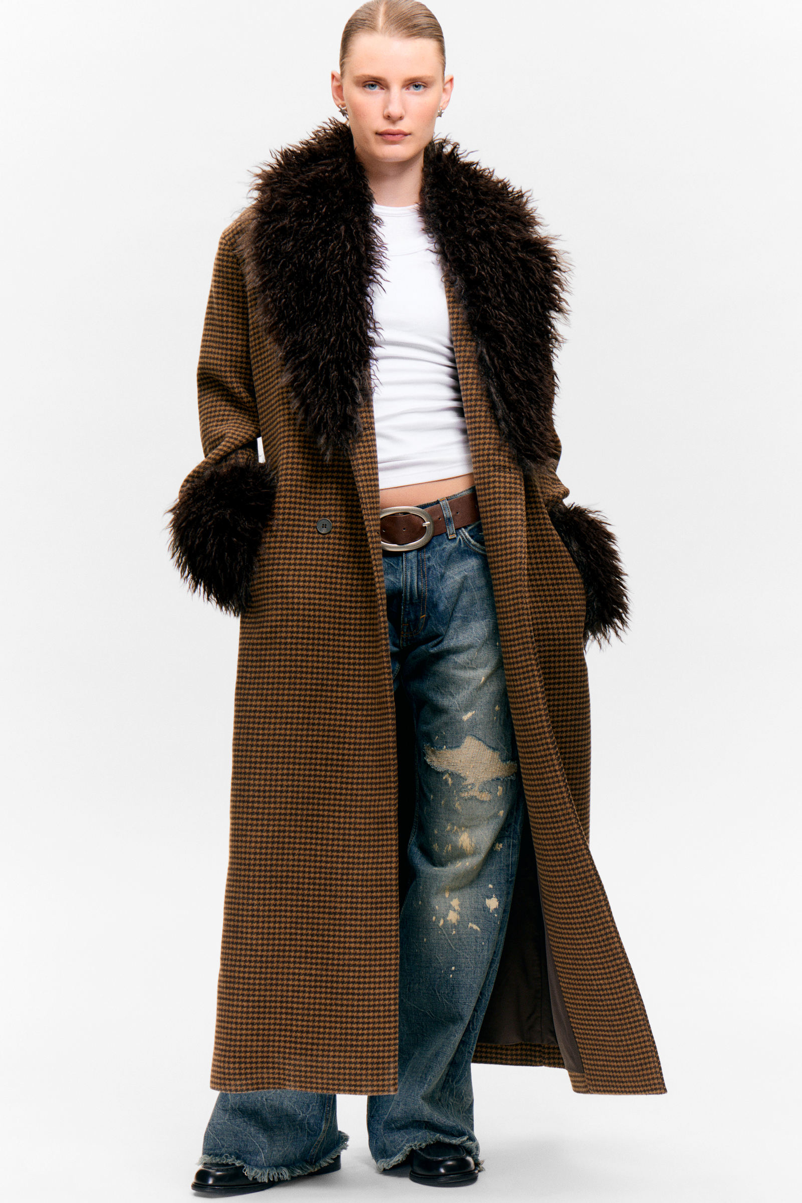 Long Oversized Coat with Faux-Fur Trims von Monki