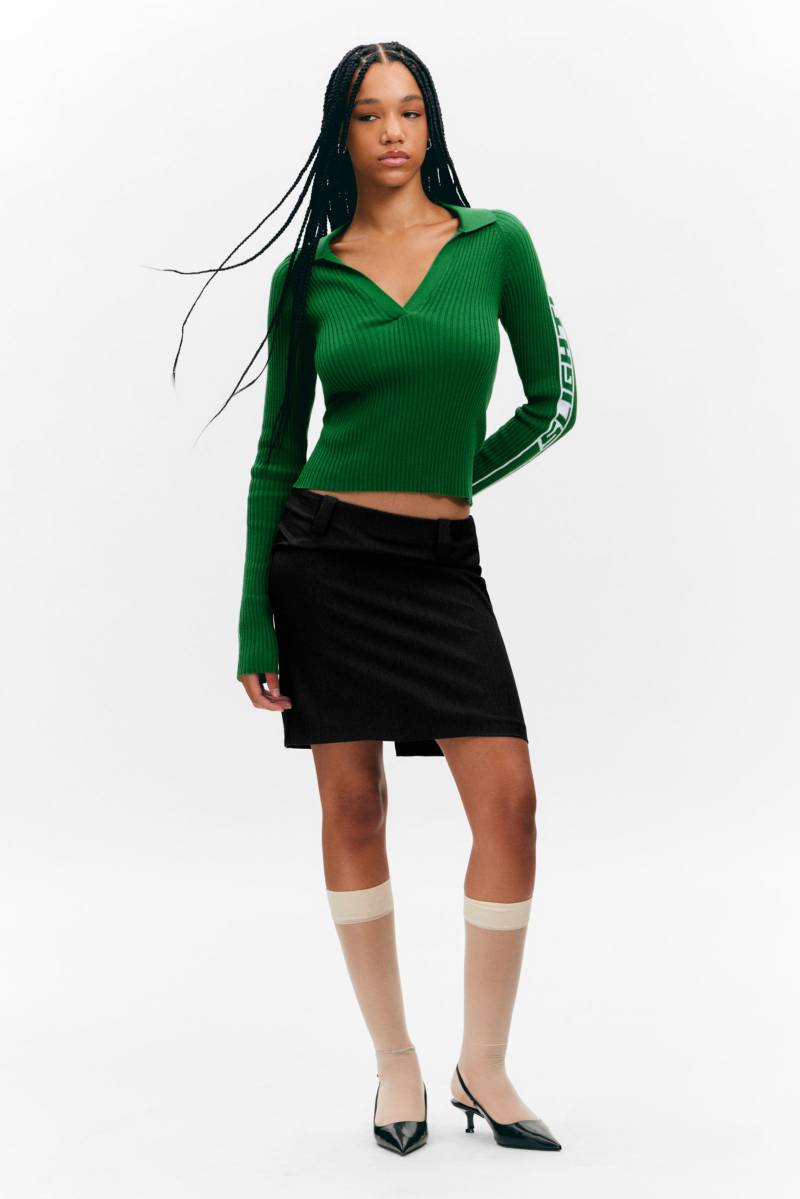Long-Sleeved Ribbed Knit V-Neck Top von Monki