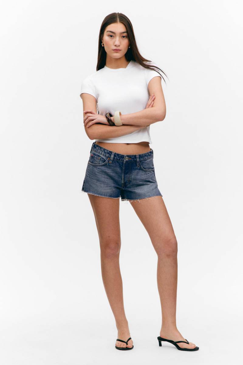 Low Rise Raw Hem Mini Denim Shorts von Monki
