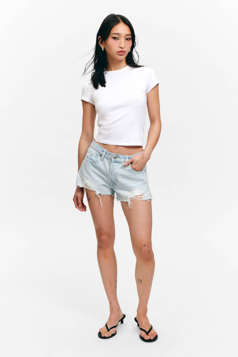 Low Rise Raw Hem Mini Denim Shorts von Monki