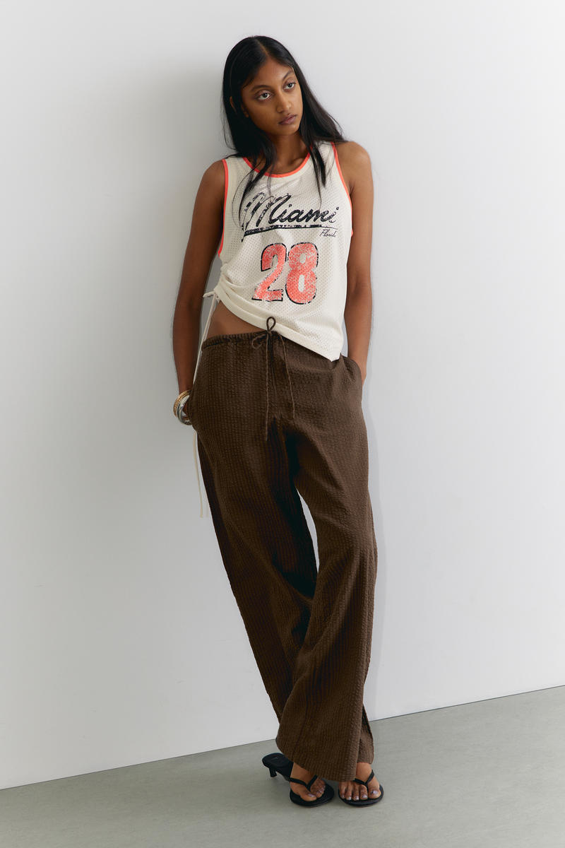 Low-Rise Relaxed Pull-on Trousers von Weekday