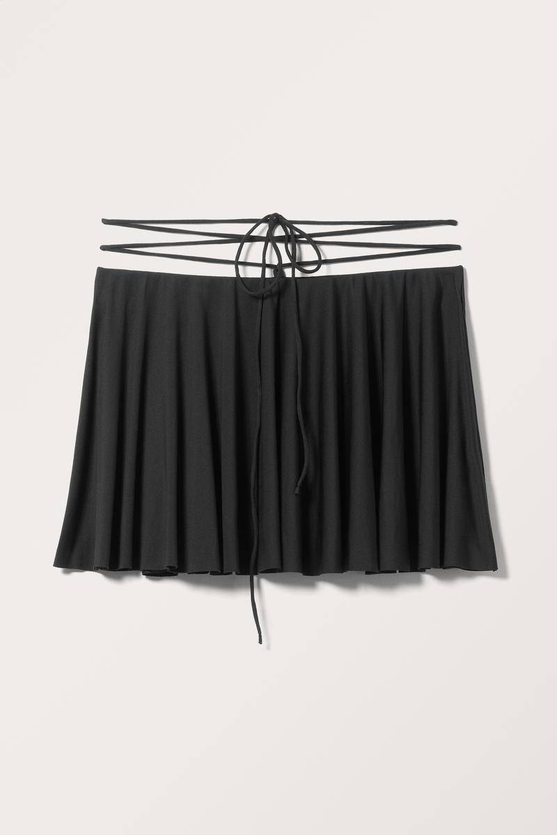 Minirock Mit Niedriger Taille Und Riemchen - Schwarz von Monki