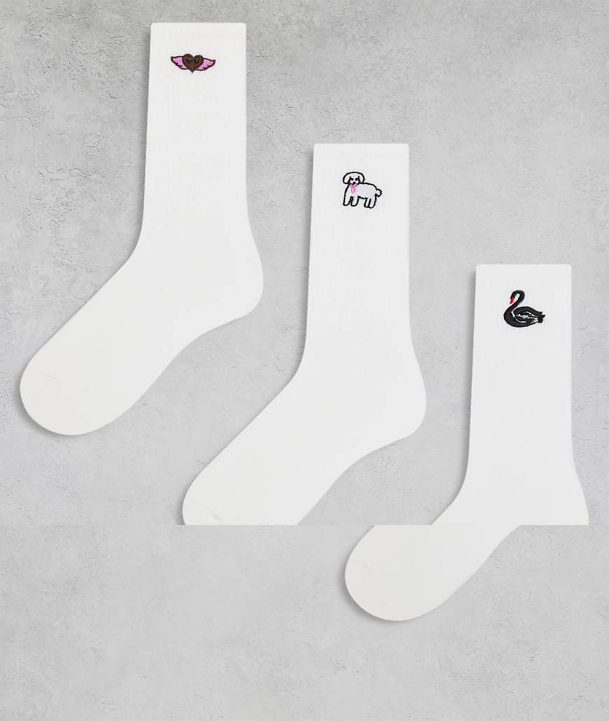 Monki - 3er-Pack Sportsocken in Weiß mit Designmotiv von Monki